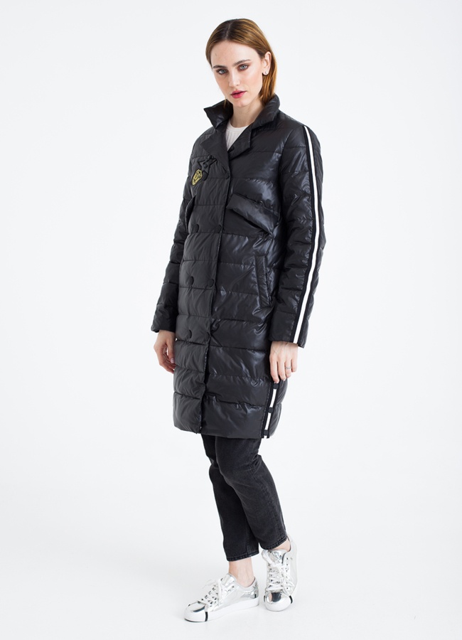 Плащ черного цвета модель № 7559 меха малина