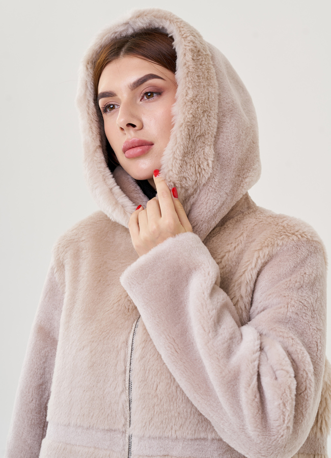 Пальто из эко меха с капюшоном модель № 79319 в рассрочку