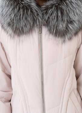 Женский пуховик с отделкой из меха чернобурки