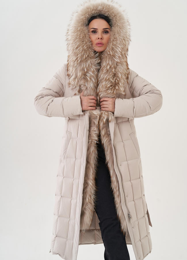 Женский пуховик с отделкой капюшона из енота модель № 26076 в рассрочку