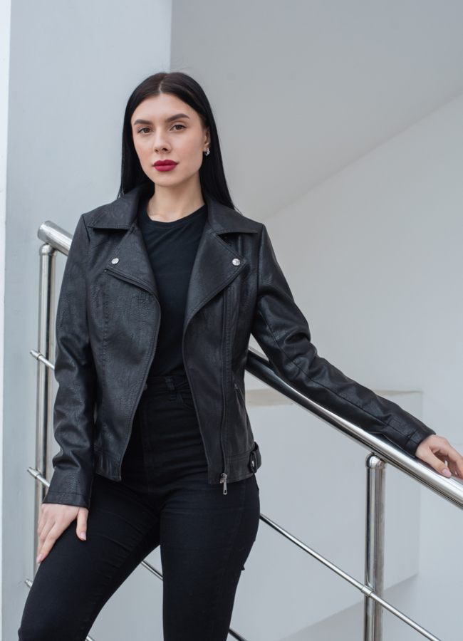 Куртка из эко кожи черного цвета модель № 20639 меха малина
