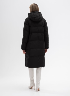 Женский пуховик черного цвета с капюшоном