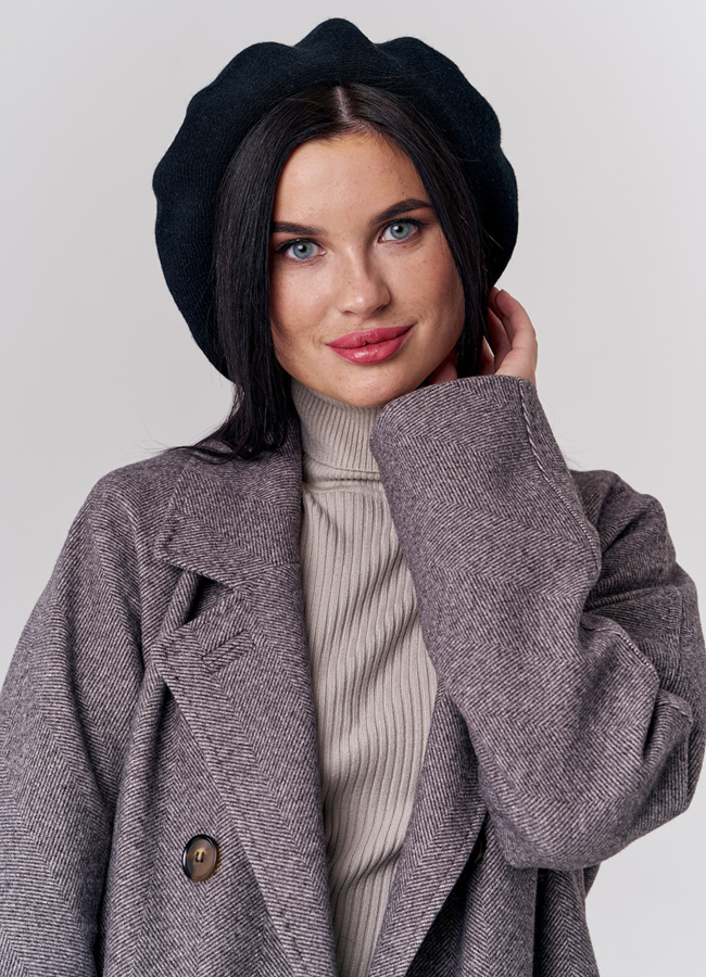 Берет женский черного цвета модель № 21752 меха малина