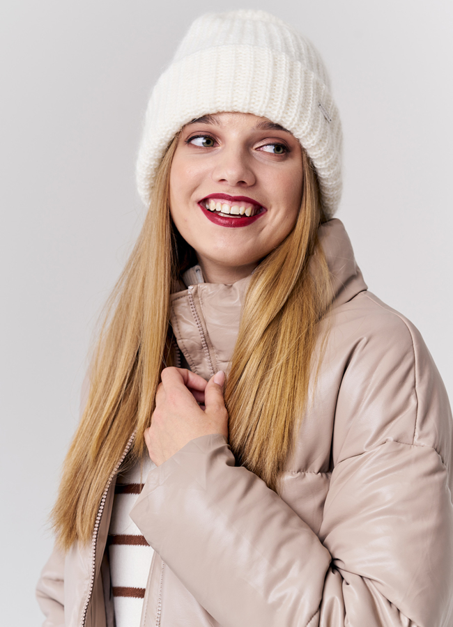 Шапка женская белого цвета модель № 17638 в кредит