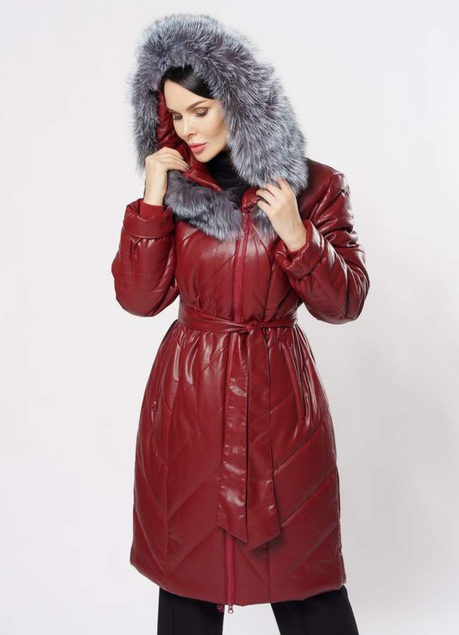 Пуховик из эко кожи красного цвета с поясом модель № 18259 универмаг малина