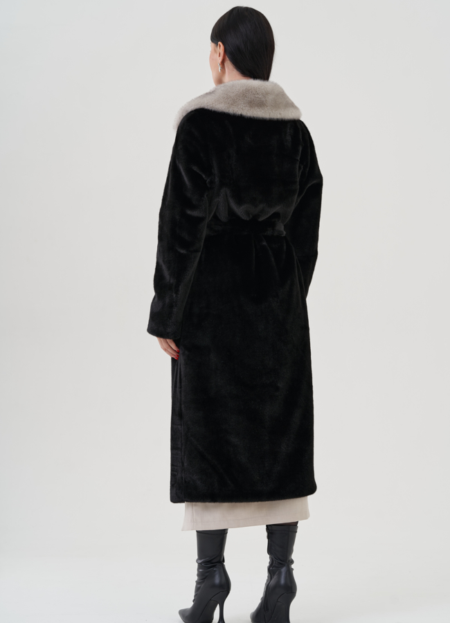 Пальто черного цвета из эко меха модель № 24913 универмаг малина