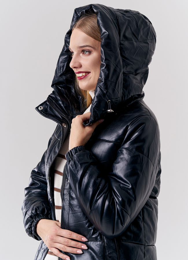 Куртка из эко кожи в черном цвете с капюшоном модель № 21850 в рассрочку