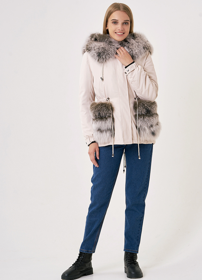 Белая укороченная парка с капюшоном модель № 18948 в кредит