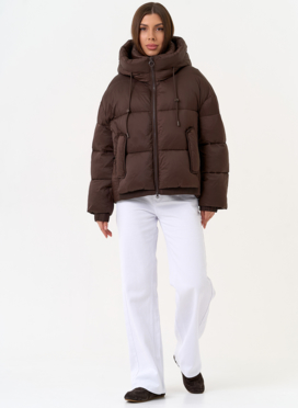 Женский короткий пуховик коричневого цвета