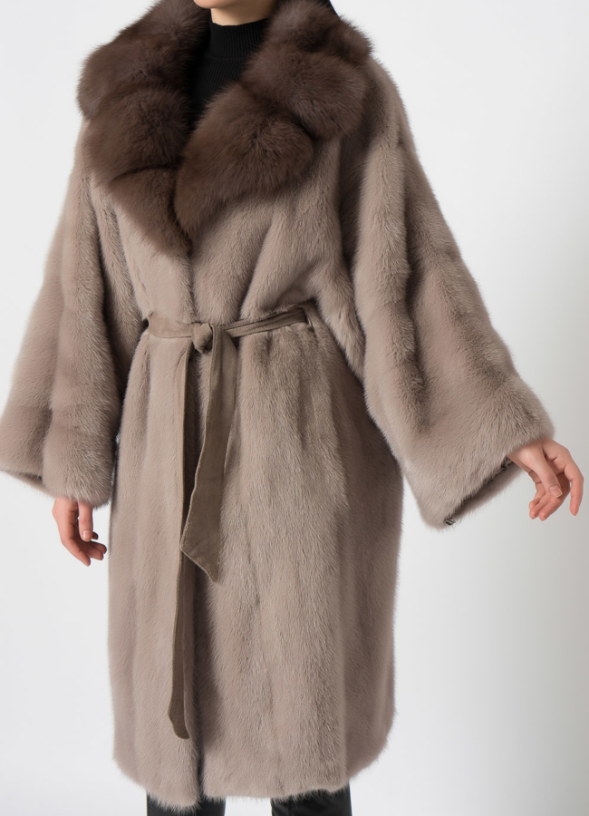 Шуба из норки бежевого цвета с английским воротником модель № 1404 в рассрочку