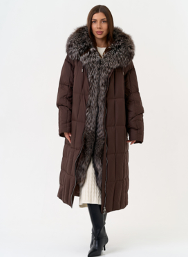 Женский пуховик с отделкой из чернобурой лисы