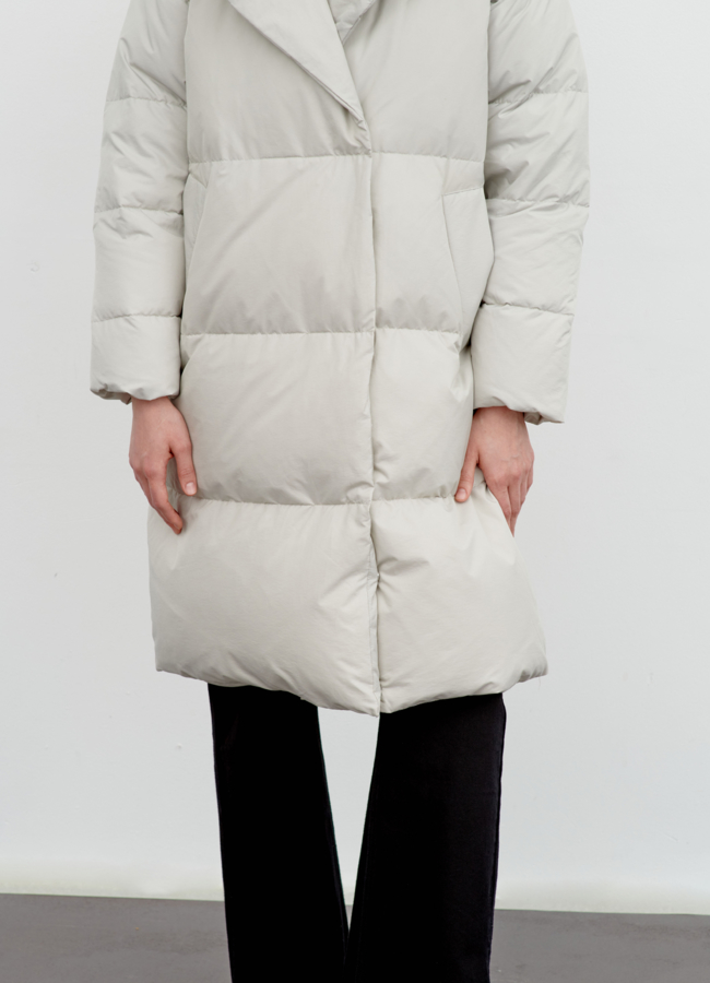 фото Светлый пуховик с английским воротником модель № 79419