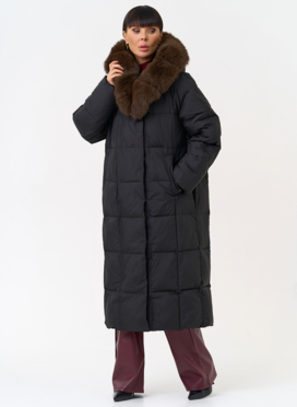 Женский пуховик черного цвета с капюшоном из меха песца