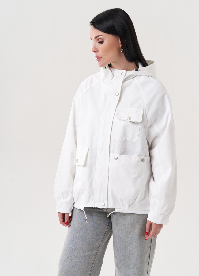 Светлая ветровка с капюшоном модель № 27259 меха малина