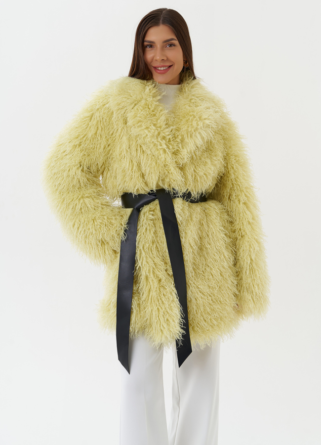 фото Полупальто из эко меха под ламу с поясом модель № 26010