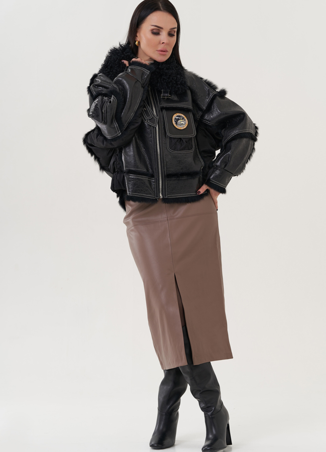 Куртка черного цвета с меховой отделкой  модель № 25748 в рассрочку