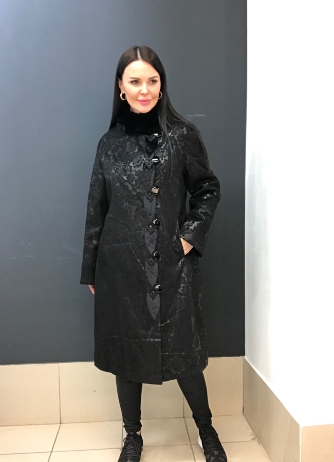 Плащ женский черного цвета модель № 222110 в рассрочку