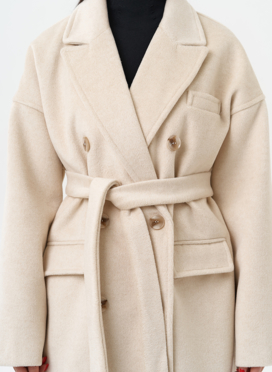 Женское укороченное пальто с поясом