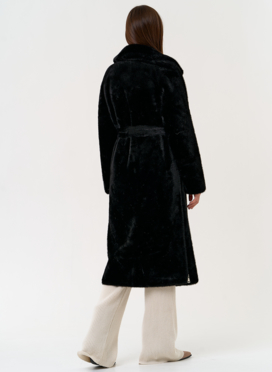 Женское пальто из эко меха с декоративными молниями