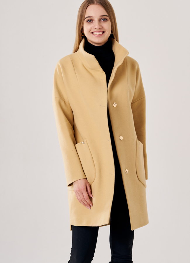 Укороченное женское пальто желтого цвета  модель № 3-7007/10-021 меха малина