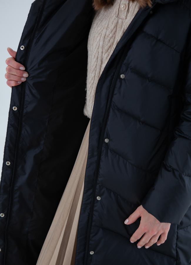 Женский пуховик в черном цвете с капюшоном модель № 21090 универмаг малина