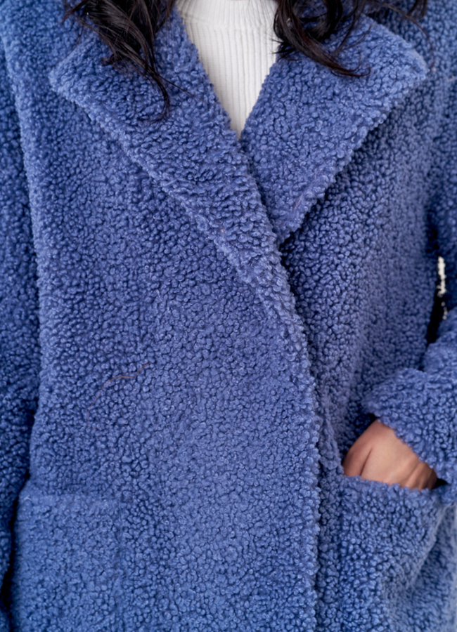 Пальто из эко меха синего цвета с английским воротником модель № 19434 универмаг малина