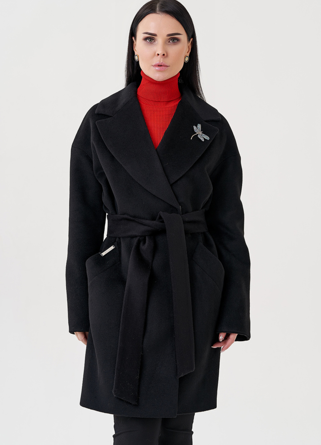 Женское пальто под пояс в черном цвете модель № 23960 меха малина