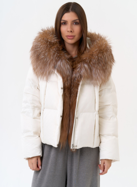 Женский пуховик с капюшоном из меха блюфрост