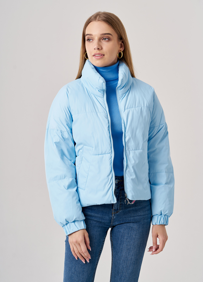 Укороченная женская куртка голубого цвета модель № 8211 в рассрочку
