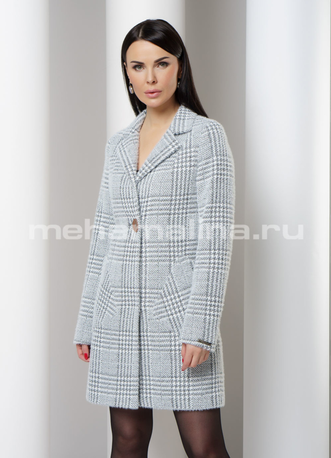 Пальто с английским воротником и накладными карманами модель № 054 меха малина