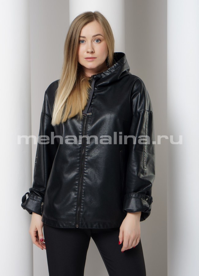 Куртка черного цвета с капюшоном на молнии модель № 582 меха малина