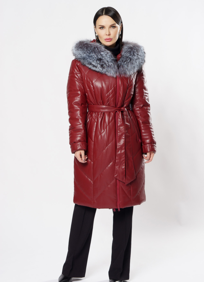 фото Пуховик из эко кожи красного цвета с поясом модель № 18259