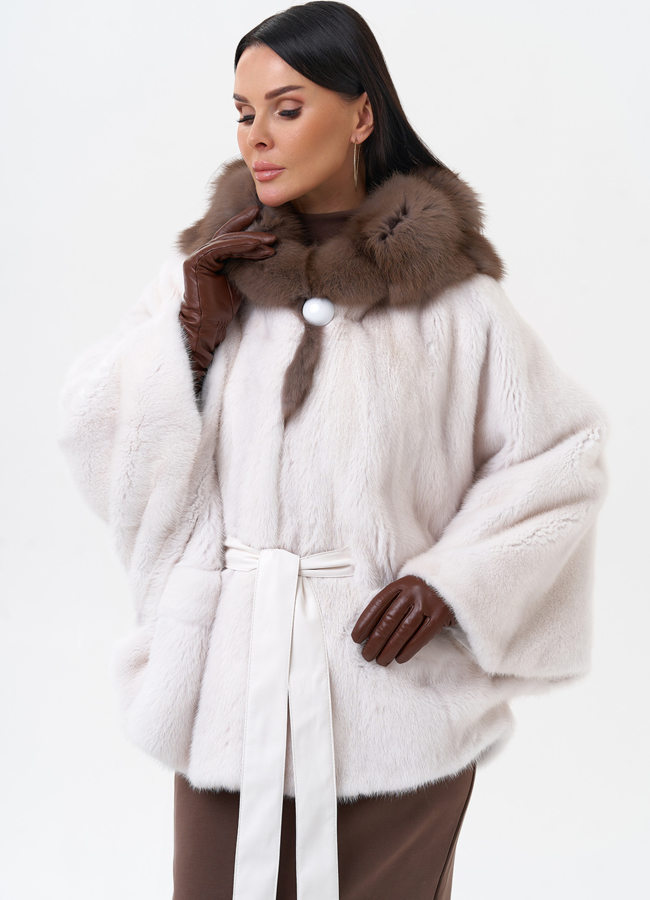 Короткая норковая шуба с капюшоном из меха куницы модель № 29263 универмаг малина