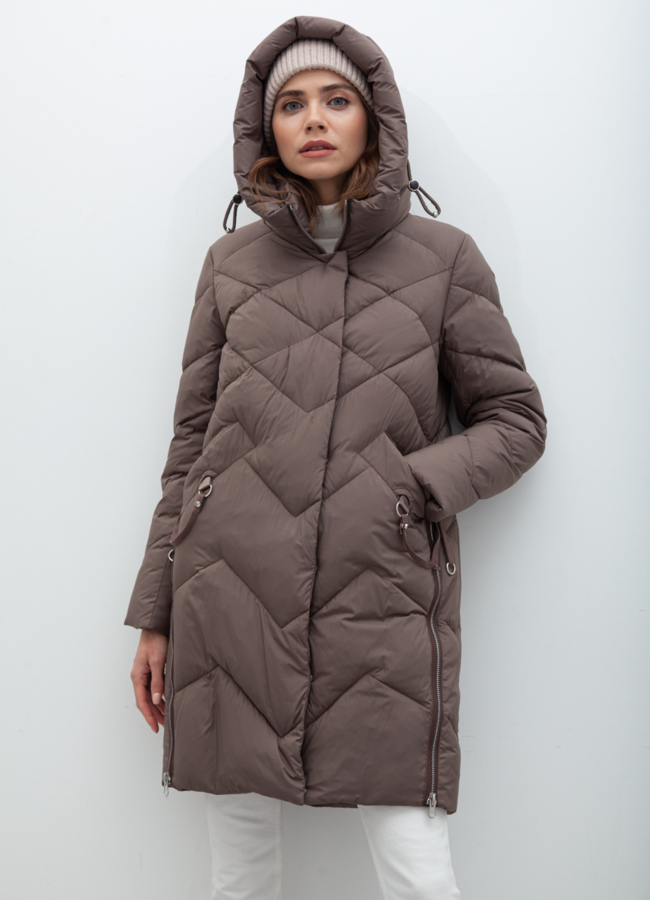 Пуховик женский бежевого цвета модель № 21048 меха малина