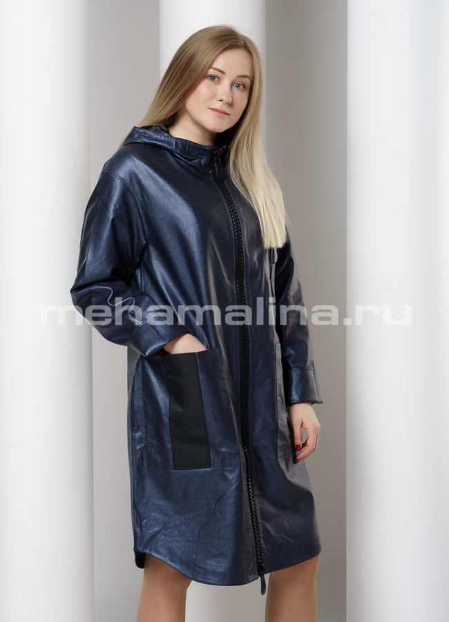 Плащ из эко кожи с капюшоном на молнии модель № 18015 меха малина