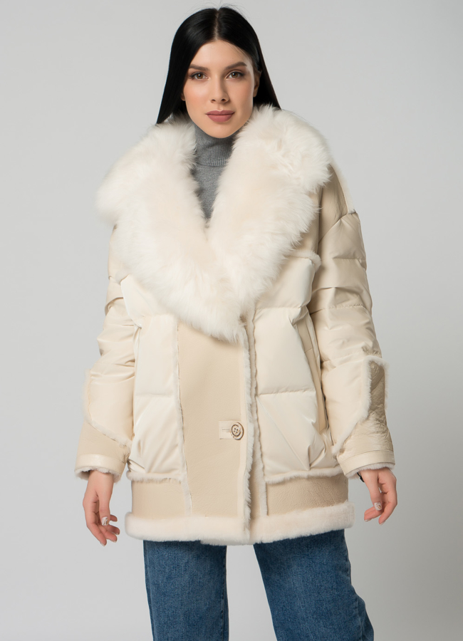 Куртка - пуховик белого цвета  модель № 22170 меха малина