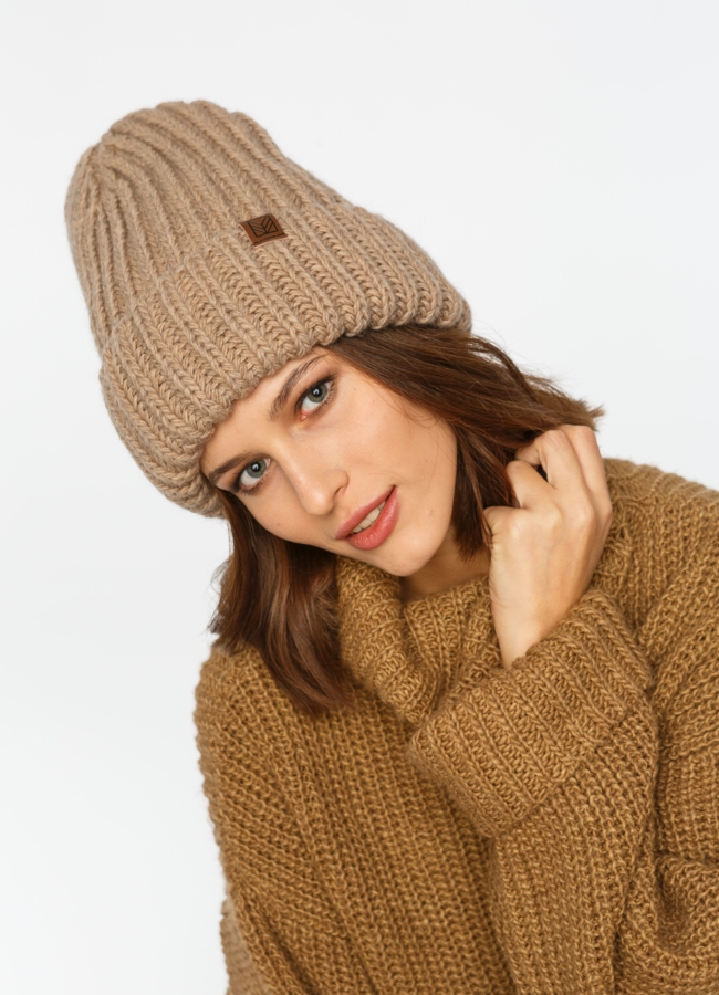 Шапка женская бини в бежевом цвете  модель № 112116/2 меха малина