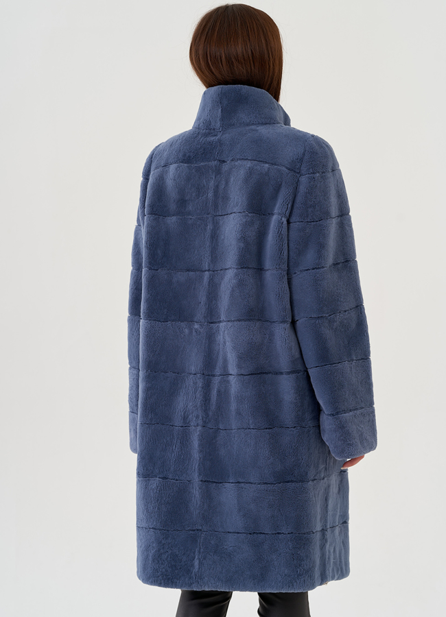 Шуба из меха кролика с воротником стойкой в синем цвете модель № 81859 в кредит