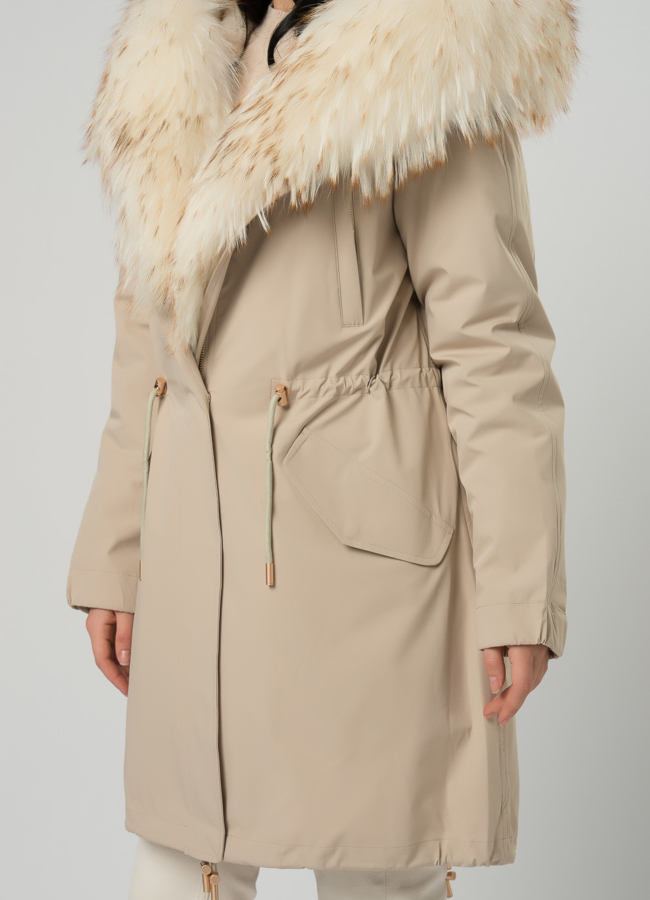 Светлая парка с мехом енота модель № 73381 в рассрочку