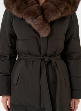 Женский пуховик с капюшоном из меха песца