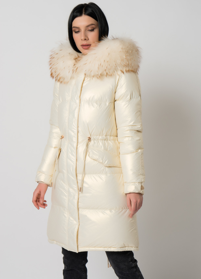 Парка- пуховик белого цвета модель № 75734 меха малина