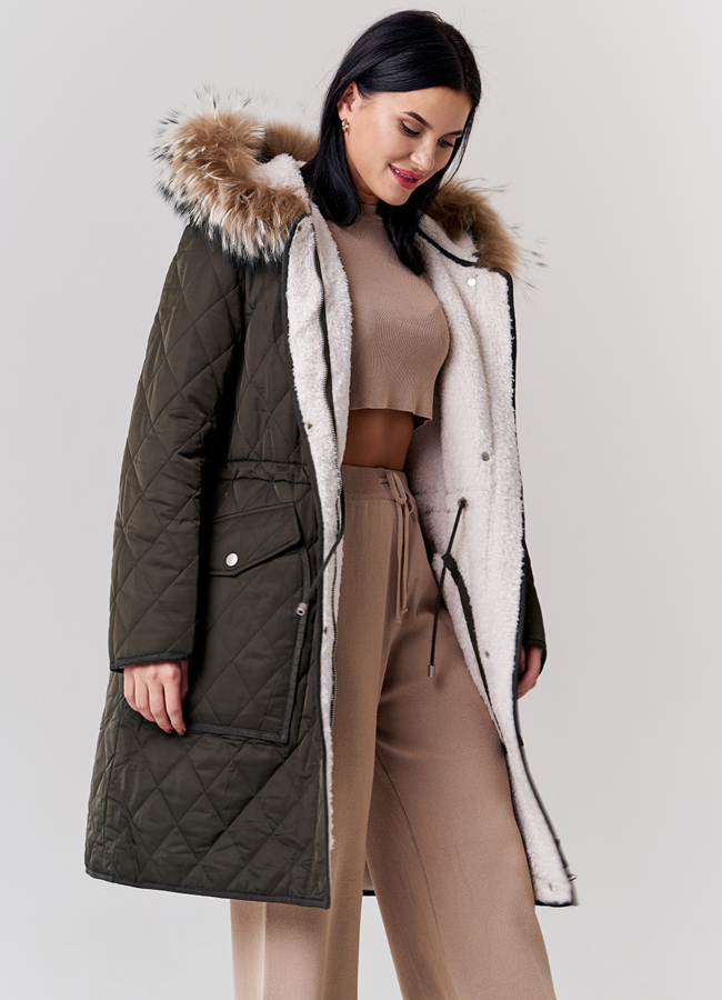 Двусторонняя парка с капюшоном зеленого цвета с енотом модель № 21133 в рассрочку