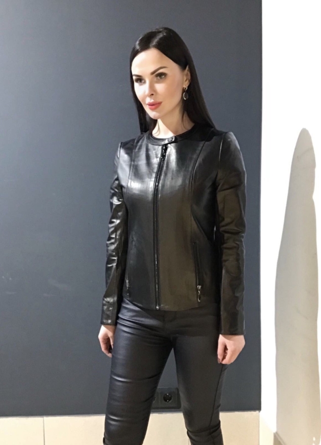 Куртка кожаная черного цвета модель № 10537 в рассрочку