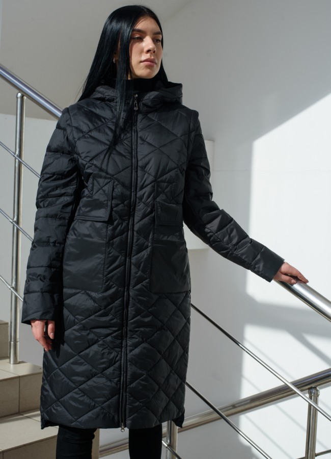 Женский плащ черного цвета с капюшоном  модель № 22581 в кредит