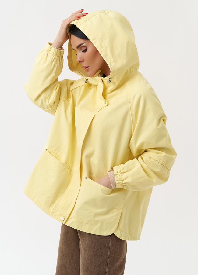 Женская ветровка желтого цвета с капюшоном модель № 30438 в рассрочку