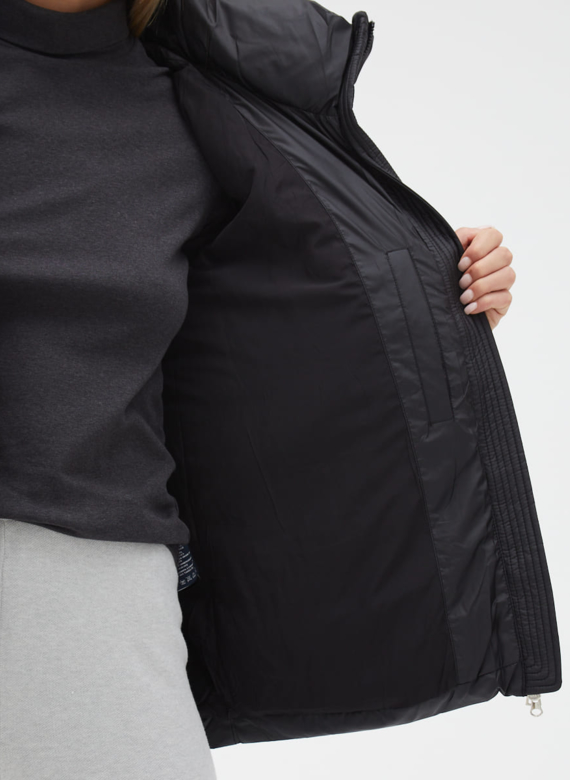 Женский пуховик черного цвета с капюшоном