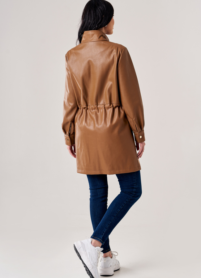 Плащ женский из эко кожи коричневого цвета модель № 20794 в рассрочку