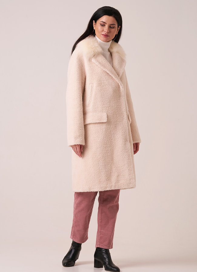 фото Светлое пальто из эко меха прямого силуэта модель № 17939