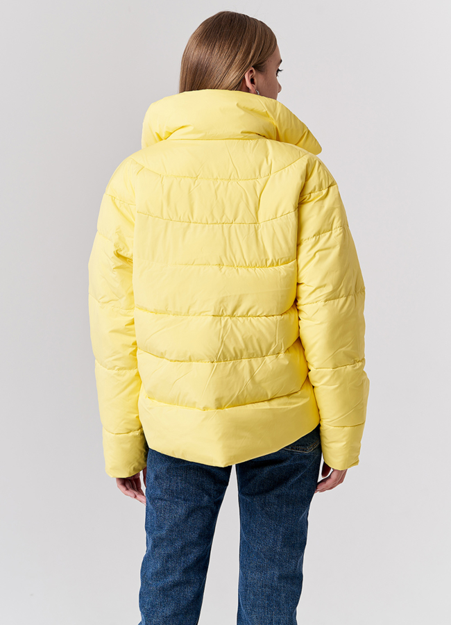 Пуховик желтого цвета с воротником стойкой модель № 21897 в рассрочку