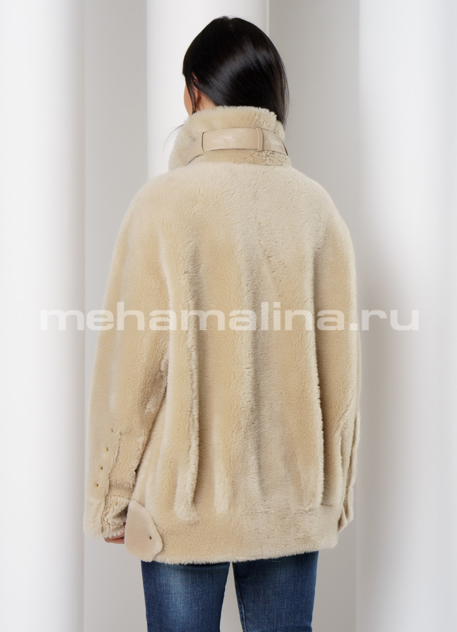 Укороченная шуба бежевого цвета с накладными карманами модель № 89191 в кредит